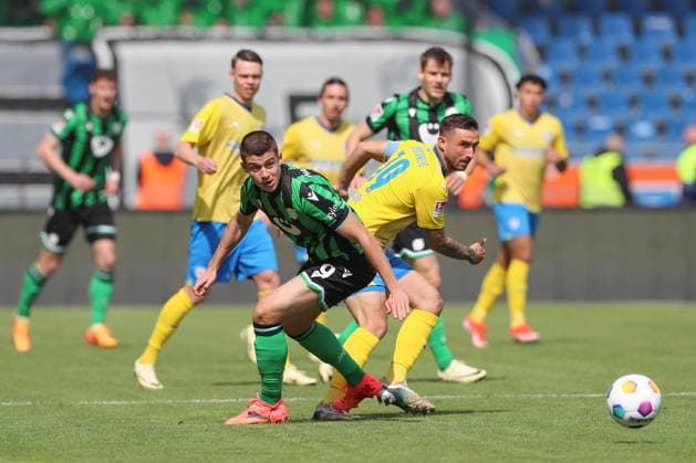 14.04.2024, xtgx, Fussball 2. Bundesliga, Fussball 2. Bundesliga, Eintracht Braunschweig - Hannover 96 emspor, v.l. Nicolo Tresoldi (Hannover, 9), Robin Krausse (Braunschweig, 39) Zweikampf, Duell, Kampf, tackle (DFL DFB REGULATIONS PROHIBIT ANY USE OF PHOTOGRAPHS as IMAGE SEQUENCES and or QUASI-VIDEO) Braunschweig