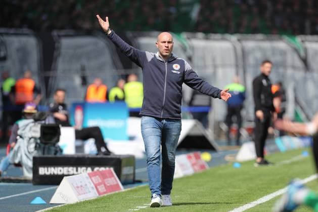 14.04.2024, xtgx, Fussball 2. Bundesliga, Fussball 2. Bundesliga, Eintracht Braunschweig - Hannover 96 emspor, v.l. Daniel Scherning (Braunschweig, Trainer) gibt Anweisungen, gestikuliert mit den Armen, gesticulate, gives instructions (DFL DFB REGULATIONS PROHIBIT ANY USE OF PHOTOGRAPHS as IMAGE SEQUENCES and or QUASI-VIDEO) Braunschweig