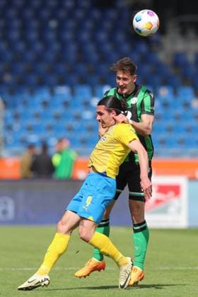14.04.2024, xtgx, Fussball 2. Bundesliga, Fussball 2. Bundesliga, Eintracht Braunschweig - Hannover 96 emspor, v.l. Rayan Philippe (Braunschweig, 9), Phil Neumann (Hannover, 5) Zweikampf, Duell, Kampf, tackle (DFL DFB REGULATIONS PROHIBIT ANY USE OF PHOTOGRAPHS as IMAGE SEQUENCES and or QUASI-VIDEO) Braunschweig
