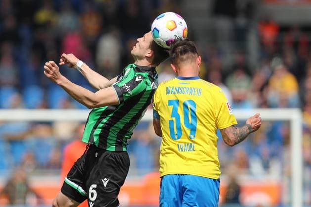 14.04.2024, xtgx, Fussball 2. Bundesliga, Fussball 2. Bundesliga, Eintracht Braunschweig - Hannover 96 emspor, v.l. Fabian Kunze (Hannover, 6), Robin Krausse (Braunschweig, 39) Zweikampf, Duell, Kampf, tackle (DFL DFB REGULATIONS PROHIBIT ANY USE OF PHOTOGRAPHS as IMAGE SEQUENCES and or QUASI-VIDEO) Braunschweig