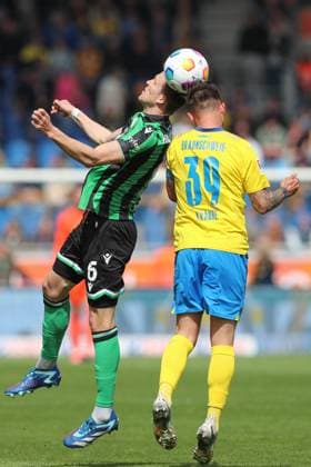 14.04.2024, xtgx, Fussball 2. Bundesliga, Fussball 2. Bundesliga, Eintracht Braunschweig - Hannover 96 emspor, v.l. Fabian Kunze (Hannover, 6), Robin Krausse (Braunschweig, 39) Zweikampf, Duell, Kampf, tackle (DFL DFB REGULATIONS PROHIBIT ANY USE OF PHOTOGRAPHS as IMAGE SEQUENCES and or QUASI-VIDEO) Braunschweig