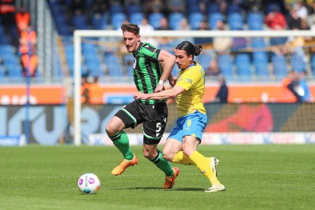 14.04.2024, xtgx, Fussball 2. Bundesliga, Fussball 2. Bundesliga, Eintracht Braunschweig - Hannover 96 emspor, v.l. Phil Neumann (Hannover, 5), Rayan Philippe (Braunschweig, 9) Zweikampf, Duell, Kampf, tackle (DFL DFB REGULATIONS PROHIBIT ANY USE OF PHOTOGRAPHS as IMAGE SEQUENCES and or QUASI-VIDEO) Braunschweig