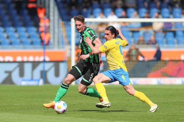 14.04.2024, xtgx, Fussball 2. Bundesliga, Fussball 2. Bundesliga, Eintracht Braunschweig - Hannover 96 emspor, v.l. Phil Neumann (Hannover, 5), Rayan Philippe (Braunschweig, 9) Zweikampf, Duell, Kampf, tackle (DFL DFB REGULATIONS PROHIBIT ANY USE OF PHOTOGRAPHS as IMAGE SEQUENCES and or QUASI-VIDEO) Braunschweig