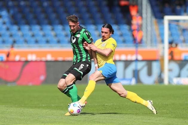 14.04.2024, xtgx, Fussball 2. Bundesliga, Fussball 2. Bundesliga, Eintracht Braunschweig - Hannover 96 emspor, v.l. Phil Neumann (Hannover, 5), Rayan Philippe (Braunschweig, 9) Zweikampf, Duell, Kampf, tackle (DFL DFB REGULATIONS PROHIBIT ANY USE OF PHOTOGRAPHS as IMAGE SEQUENCES and or QUASI-VIDEO) Braunschweig