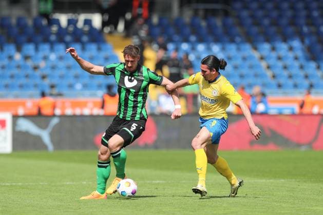 14.04.2024, xtgx, Fussball 2. Bundesliga, Fussball 2. Bundesliga, Eintracht Braunschweig - Hannover 96 emspor, v.l. Phil Neumann (Hannover, 5), Rayan Philippe (Braunschweig, 9) Zweikampf, Duell, Kampf, tackle (DFL DFB REGULATIONS PROHIBIT ANY USE OF PHOTOGRAPHS as IMAGE SEQUENCES and or QUASI-VIDEO) Braunschweig