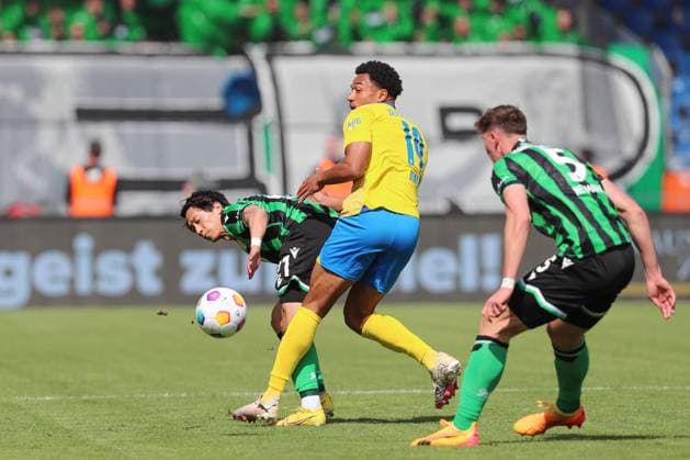 14.04.2024, xtgx, Fussball 2. Bundesliga, Fussball 2. Bundesliga, Eintracht Braunschweig - Hannover 96 emspor, v.l. Sei Muroya (Hannover, 21), Anton Donkor (Braunschweig, 19) Zweikampf, Duell, Kampf, tackle (DFL DFB REGULATIONS PROHIBIT ANY USE OF PHOTOGRAPHS as IMAGE SEQUENCES and or QUASI-VIDEO) Braunschweig