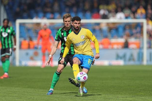 14.04.2024, xtgx, Fussball 2. Bundesliga, Fussball 2. Bundesliga, Eintracht Braunschweig - Hannover 96 emspor, v.l. Fabian Kunze (Hannover, 6), Fabio Kaufmann (Braunschweig, 37) (DFL DFB REGULATIONS PROHIBIT ANY USE OF PHOTOGRAPHS as IMAGE SEQUENCES and or QUASI-VIDEO) Braunschweig