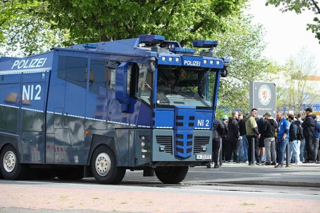 14.04.2024, xtgx, Fussball 2. Bundesliga, Fussball 2. Bundesliga, Eintracht Braunschweig - Hannover 96 emspor, v.l. Symbolfoto, Symbolbild Polizei, Polizisten, Derby, Sicherheit, Wasserwerfer (DFL DFB REGULATIONS PROHIBIT ANY USE OF PHOTOGRAPHS as IMAGE SEQUENCES and or QUASI-VIDEO) Braunschweig