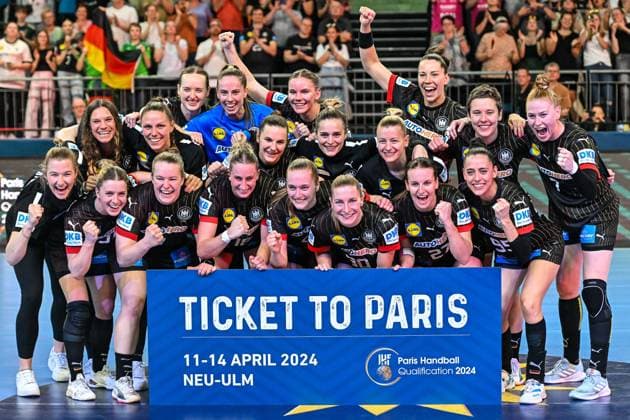 Sport Themen der Woche KW15 Sport Bilder des Tages GER, Olympia-Quali 2024, Paraguay (PAR) vs Deutschland (GER) 14.04.2024, ratiopharm arena, Neu-Ulm, GER, Olympia-Quali 2024, Paraguay (PAR) vs Deutschland (GER), im Bild das deutsche Team freut sich nach Spielende ueber das Ticket nach Paris *** GER, Olympia Quali 2024, Paraguay PAR vs Germany GER 14 04 2024, ratiopharm arena, Neu Ulm, GER, Olympia Quali 2024, Paraguay PAR vs Germany GER , in the picture the German team is happy about the ticket to Paris after the end of the match nordphotoxGmbHx xHafner nph00200