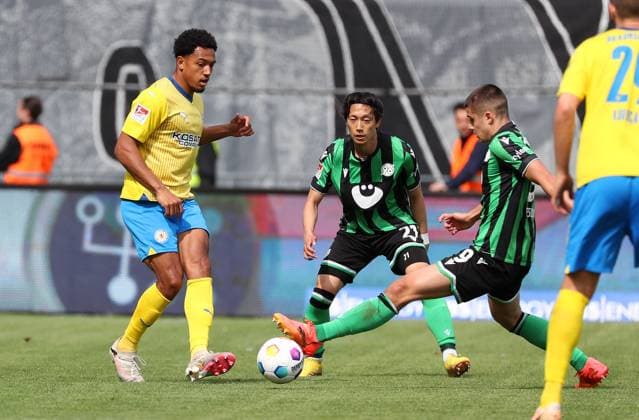 Braunschweig vs. Hannover, 2. BL Braunschweig, 14.04.2024, FUßBALL - Eintracht Braunschweig vs. Hannover 96, 2. BL, Saison 2023 24. Anton Donkor (Eintracht Braunschweig), Sei Muroya (Hannover 96), Nicolo Tresoldi (Hannover 96) Braunschweig
