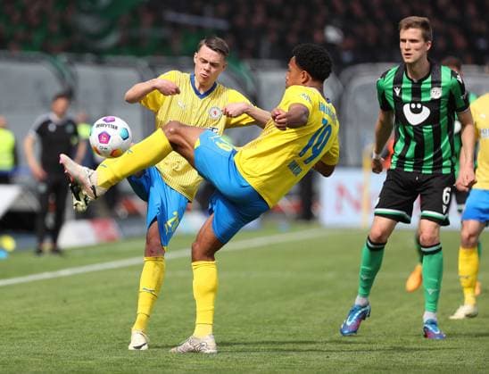 Braunschweig vs. Hannover, 2. BL Braunschweig, 14.04.2024, FUßBALL - Eintracht Braunschweig vs. Hannover 96, 2. BL, Saison 2023 24. Thorir Johann Helgason (Eintracht Braunschweig), Anton Donkor (Eintracht Braunschweig), Fabian Kunze (Hannover 96) Braunschweig