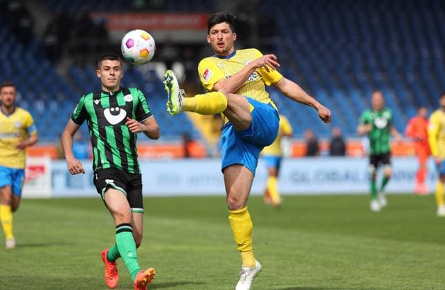 Braunschweig vs. Hannover, 2. BL Braunschweig, 14.04.2024, FUßBALL - Eintracht Braunschweig vs. Hannover 96, 2. BL, Saison 2023 24. Nicolo Tresoldi (Hannover 96), Jannis Nikolaou (Eintracht Braunschweig) Braunschweig