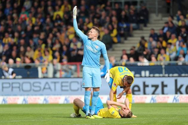 14.04.2024, xtgx, Fussball 2. Bundesliga, Fussball 2. Bundesliga, Eintracht Braunschweig - Hannover 96 emspor, v.l. Robert Ivanov (Braunschweig, 5) verletzt Verletzung Kopf (DFL DFB REGULATIONS PROHIBIT ANY USE OF PHOTOGRAPHS as IMAGE SEQUENCES and or QUASI-VIDEO) Braunschweig