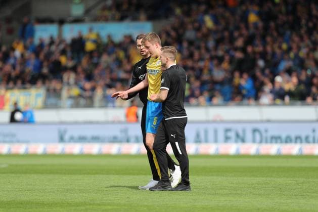 14.04.2024, xtgx, Fussball 2. Bundesliga, Fussball 2. Bundesliga, Eintracht Braunschweig - Hannover 96 emspor, v.l. Robert Ivanov (Braunschweig, 5) verletzt Verletzung Kopf (DFL DFB REGULATIONS PROHIBIT ANY USE OF PHOTOGRAPHS as IMAGE SEQUENCES and or QUASI-VIDEO) Braunschweig