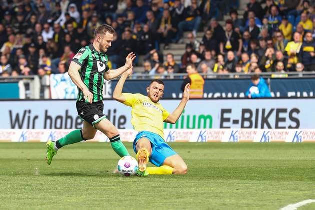 14.04.2024, xtgx, Fussball 2. Bundesliga, Fussball 2. Bundesliga, Eintracht Braunschweig - Hannover 96 emspor, v.l. Cedric Teuchert (Hannover, 36), Hasan Kurucay (Braunschweig, 29) Zweikampf, Duell, Kampf, tackle (DFL DFB REGULATIONS PROHIBIT ANY USE OF PHOTOGRAPHS as IMAGE SEQUENCES and or QUASI-VIDEO) Braunschweig
