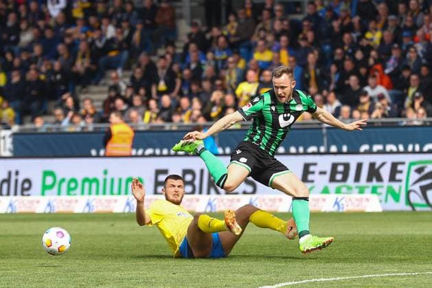 14.04.2024, xtgx, Fussball 2. Bundesliga, Fussball 2. Bundesliga, Eintracht Braunschweig - Hannover 96 emspor, v.l. Cedric Teuchert (Hannover, 36), Hasan Kurucay (Braunschweig, 29) Zweikampf, Duell, Kampf, tackle (DFL DFB REGULATIONS PROHIBIT ANY USE OF PHOTOGRAPHS as IMAGE SEQUENCES and or QUASI-VIDEO) Braunschweig