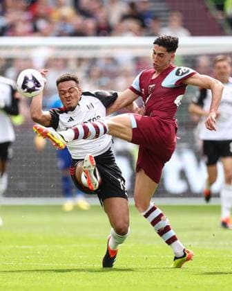 Sport Themen der Woche KW15 Sport Bilder des Tages West Ham United v Fulham 14 April 2024, London - Premier League Football - West Ham United v Fulham - Rodrigo Muniz of Fulham and Nayef Aguerd of West Ham - Photo: Jacques Feeney Offside. London UK *** West Ham United gegen Fulham 14 April 2024, London Premier League Fußball West Ham United gegen Fulham Rodrigo Muniz von Fulham und Nayef Aguerd von West Ham Foto Jacques Feeney Abseits London UK  Copyright: xJacquesxFeeneyx xOffsidexOffside