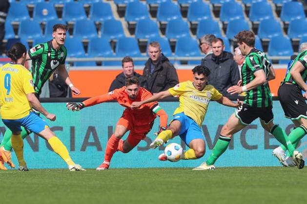 14.04.2024, xtgx, Fussball 2. Bundesliga, Fussball 2. Bundesliga, Eintracht Braunschweig - Hannover 96 emspor, v.l. Ron Robert Zieler (Hannover, 16) verliert den Ball gegen Johan Gomez (Braunschweig, 44) Zweikampf, Duell, Kampf, tackle (DFL DFB REGULATIONS PROHIBIT ANY USE OF PHOTOGRAPHS as IMAGE SEQUENCES and or QUASI-VIDEO) Braunschweig