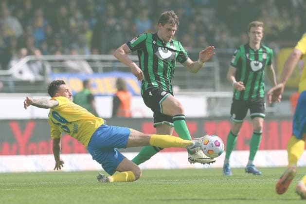 14.04.2024, xtgx, Fussball 2. Bundesliga, Fussball 2. Bundesliga, Eintracht Braunschweig - Hannover 96 emspor, v.l. Robin Krausse (Braunschweig, 39), Max Christiansen (Hannover, 13) zwei (DFL DFB REGULATIONS PROHIBIT ANY USE OF PHOTOGRAPHS as IMAGE SEQUENCES and or QUASI-VIDEO) Braunschweig