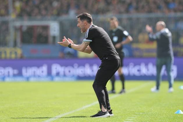 14.04.2024, xtgx, Fussball 2. Bundesliga, Fussball 2. Bundesliga, Eintracht Braunschweig - Hannover 96 emspor, v.l. Stefan Leitl (Hannover, Trainer) gibt Anweisungen, gestikuliert mit den Armen, gesticulate, gives instructions (DFL DFB REGULATIONS PROHIBIT ANY USE OF PHOTOGRAPHS as IMAGE SEQUENCES and or QUASI-VIDEO) Braunschweig