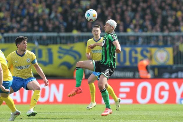 14.04.2024, xtgx, Fussball 2. Bundesliga, Fussball 2. Bundesliga, Eintracht Braunschweig - Hannover 96 emspor, v.l. Nicolo Tresoldi (Hannover, 9) Kopfverband, Verband (DFL DFB REGULATIONS PROHIBIT ANY USE OF PHOTOGRAPHS as IMAGE SEQUENCES and or QUASI-VIDEO) Braunschweig