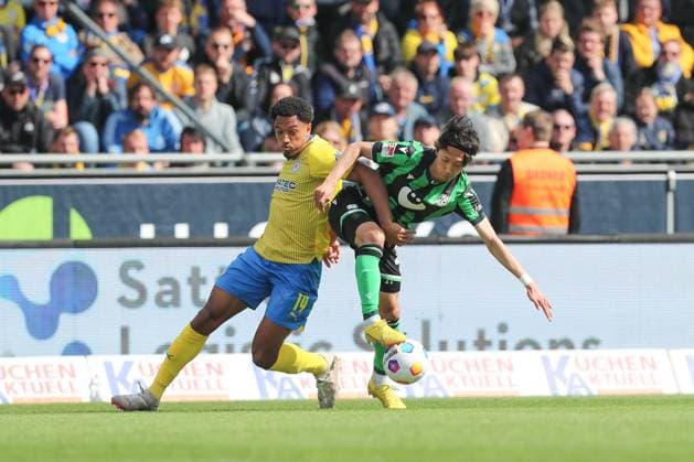 14.04.2024, xtgx, Fussball 2. Bundesliga, Fussball 2. Bundesliga, Eintracht Braunschweig - Hannover 96 emspor, v.l. Anton Donkor (Braunschweig, 19), Sei Muroya (Hannover, 21) Zweikampf, Duell, Kampf, tackle (DFL DFB REGULATIONS PROHIBIT ANY USE OF PHOTOGRAPHS as IMAGE SEQUENCES and or QUASI-VIDEO) Braunschweig