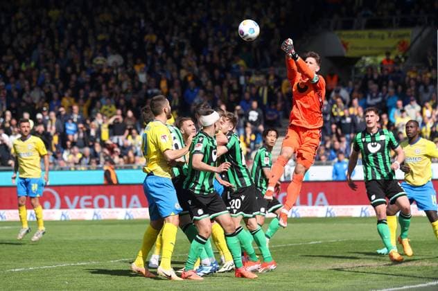 Braunschweig vs. Hannover, 2. BL Braunschweig, 14.04.2024, FUßBALL - Eintracht Braunschweig vs. Hannover 96, 2. BL, Saison 2023 24. Torwart Ron-Robert Zieler (Hannover 96), Braunschweig