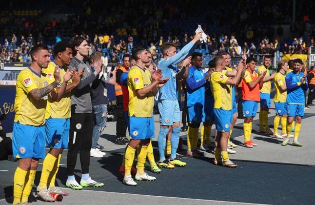 Braunschweig vs. Hannover, 2. BL Braunschweig, 14.04.2024, FUßBALL - Eintracht Braunschweig vs. Hannover 96, 2. BL, Saison 2023 24. Schlussjubel vor der Eintracht Braunschweig Fankurve. Braunschweig