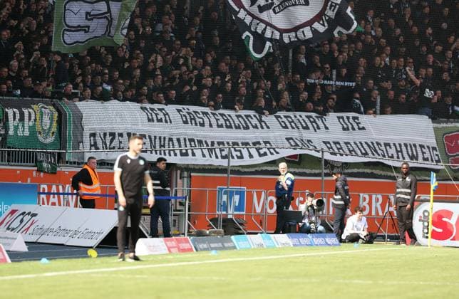 Braunschweig vs. Hannover, 2. BL Braunschweig, 14.04.2024, FUßBALL - Eintracht Braunschweig vs. Hannover 96, 2. BL, Saison 2023 24. Hannover 96 Fanblock mit einem Banner. Braunschweig