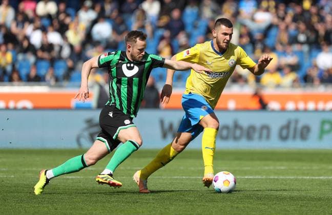 Braunschweig vs. Hannover, 2. BL Braunschweig, 14.04.2024, FUßBALL - Eintracht Braunschweig vs. Hannover 96, 2. BL, Saison 2023 24. Cedric Teuchert (Hannover 96), Hasan Kurucay (Eintracht Braunschweig) Braunschweig