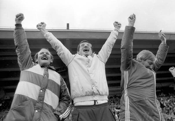 Archivbilder der Woche SPORT KW15 DFB Pokalfinale 1981 Eintracht Frankfurt - 1. FC Kaiserslautern 3:1 am 02.05.1981 in Stuttgart die Frankfurter Bank von links : Co-Trainer Ulrich Meyer , Trainer Lothar Buchmann und Manager Udo Klug Jubeln nach dem Schlußpfiff *** DFB Cup Final 1981 Eintracht Frankfurt 1 FC Kaiserslautern 3 1 on 02 05 1981 in Stuttgart the Frankfurt bench from left co coach Ulrich Meyer , coach Lothar Buchmann and manager Udo Klug cheering after the final whistle HM