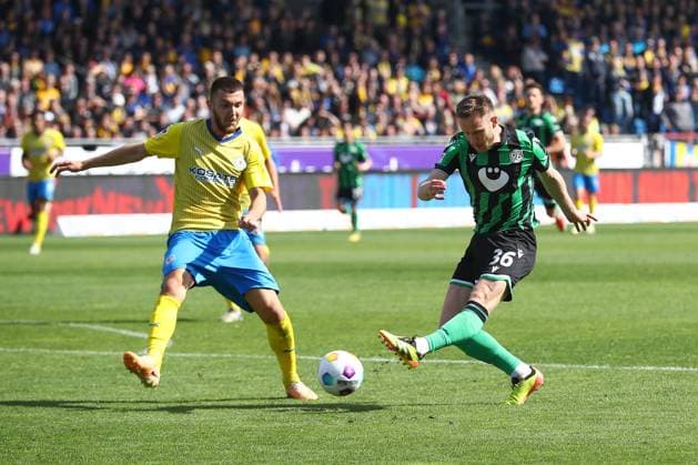 14.04.2024, xtgx, Fussball 2. Bundesliga, Fussball 2. Bundesliga, Eintracht Braunschweig - Hannover 96 emspor, v.l. Cedric Teuchert (Hannover, 36) schießst, Schuss, Torschuss, schiesst aufs Tor (DFL DFB REGULATIONS PROHIBIT ANY USE OF PHOTOGRAPHS as IMAGE SEQUENCES and or QUASI-VIDEO) Braunschweig