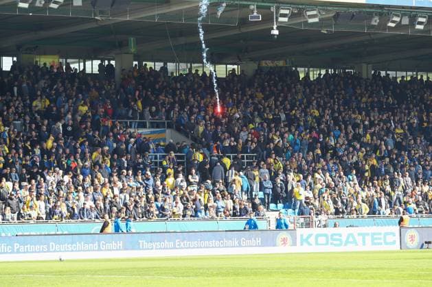 14.04.2024, xtgx, Fussball 2. Bundesliga, Fussball 2. Bundesliga, Eintracht Braunschweig - Hannover 96 emspor, v.l. Rakete fliegt in Richtung eines Fanblocks, Pyro, Pyrotechnik (DFL DFB REGULATIONS PROHIBIT ANY USE OF PHOTOGRAPHS as IMAGE SEQUENCES and or QUASI-VIDEO) Braunschweig