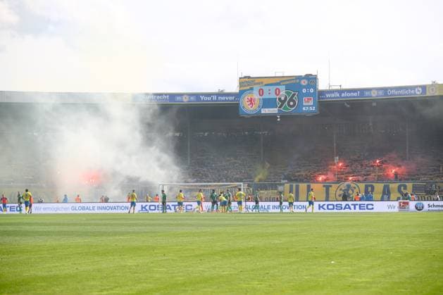 14.04.2024, xtgx, Fussball 2. Bundesliga, Fussball 2. Bundesliga, Eintracht Braunschweig - Hannover 96 emspor, v.l. sym Pyro, Pyrotechnik(DFL DFB REGULATIONS PROHIBIT ANY USE OF PHOTOGRAPHS as IMAGE SEQUENCES and or QUASI-VIDEO) Braunschweig