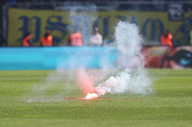 14.04.2024, xtgx, Fussball 2. Bundesliga, Fussball 2. Bundesliga, Eintracht Braunschweig - Hannover 96 emspor, v.l. Pyrotechnik auf dem Spielfeld, Pyro, Rakete (DFL DFB REGULATIONS PROHIBIT ANY USE OF PHOTOGRAPHS as IMAGE SEQUENCES and or QUASI-VIDEO) Braunschweig