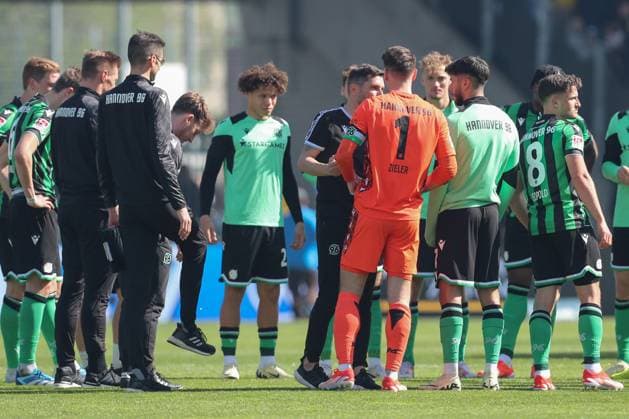 14.04.2024, xtgx, Fussball 2. Bundesliga, Fussball 2. Bundesliga, Eintracht Braunschweig - Hannover 96 emspor, v.l. Hannover enttaeuscht, schaut enttaeuscht, niedergeschlagen, disappointed (DFL DFB REGULATIONS PROHIBIT ANY USE OF PHOTOGRAPHS as IMAGE SEQUENCES and or QUASI-VIDEO) Braunschweig