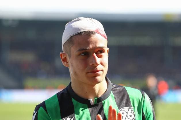 14.04.2024, xtgx, Fussball 2. Bundesliga, Fussball 2. Bundesliga, Eintracht Braunschweig - Hannover 96 emspor, v.l. Nicolo Tresoldi (Hannover) mit Kopfverband, Verband, Verletzung, Blut (DFL DFB REGULATIONS PROHIBIT ANY USE OF PHOTOGRAPHS as IMAGE SEQUENCES and or QUASI-VIDEO) Braunschweig