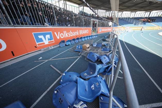 14.04.2024, xtgx, Fussball 2. Bundesliga, Fussball 2. Bundesliga, Eintracht Braunschweig - Hannover 96 emspor, v.l. Zerstoerte Sitzschalen und Zaeune vor dem Gaesteblock, symbolfoto, symbolbild (DFL DFB REGULATIONS PROHIBIT ANY USE OF PHOTOGRAPHS as IMAGE SEQUENCES and or QUASI-VIDEO) Braunschweig