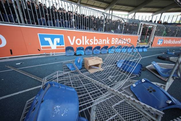 14.04.2024, xtgx, Fussball 2. Bundesliga, Fussball 2. Bundesliga, Eintracht Braunschweig - Hannover 96 emspor, v.l. Zerstoerte Sitzschalen und Zaeune vor dem Gaesteblock, symbolfoto, symbolbild (DFL DFB REGULATIONS PROHIBIT ANY USE OF PHOTOGRAPHS as IMAGE SEQUENCES and or QUASI-VIDEO) Braunschweig