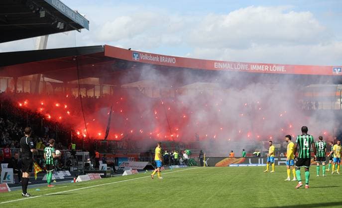 Braunschweig vs. Hannover, 2. BL Braunschweig, 14.04.2024, FUßBALL - Eintracht Braunschweig vs. Hannover 96, 2. BL, Saison 2023 24. Hannover 96 Fans zünden Bengalos Braunschweig
