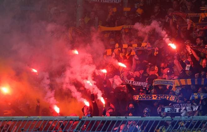 Braunschweig vs. Hannover, 2. BL Braunschweig, 14.04.2024, FUßBALL - Eintracht Braunschweig vs. Hannover 96, 2. BL, Saison 2023 24. Eintracht Braunschweig Fasns zünden Bengalos Braunschweig