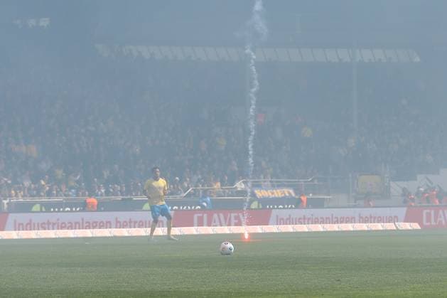 14.04.2024, xtgx, Fussball 2. Bundesliga, Fussball 2. Bundesliga, Eintracht Braunschweig - Hannover 96 emspor, v.l. Rakete landet auf dem Spielfeld, Pyro, Pyotechnik (DFL DFB REGULATIONS PROHIBIT ANY USE OF PHOTOGRAPHS as IMAGE SEQUENCES and or QUASI-VIDEO) Braunschweig