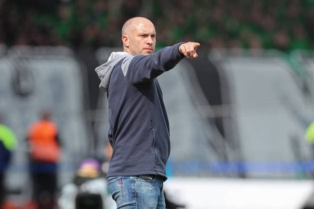 14.04.2024, xtgx, Fussball 2. Bundesliga, Fussball 2. Bundesliga, Eintracht Braunschweig - Hannover 96 emspor, v.l. Daniel Scherning (Braunschweig, Trainer) gibt Anweisungen, gestikuliert mit den Armen, gesticulate, gives instructions (DFL DFB REGULATIONS PROHIBIT ANY USE OF PHOTOGRAPHS as IMAGE SEQUENCES and or QUASI-VIDEO) Braunschweig