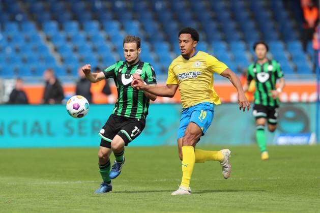 14.04.2024, xtgx, Fussball 2. Bundesliga, Fussball 2. Bundesliga, Eintracht Braunschweig - Hannover 96 emspor, v.l. Louis Schaub (Hannover, 11), Anton Donkor (Braunschweig, 19) Zweikampf, Duell, Kampf, tackle (DFL DFB REGULATIONS PROHIBIT ANY USE OF PHOTOGRAPHS as IMAGE SEQUENCES and or QUASI-VIDEO) Braunschweig