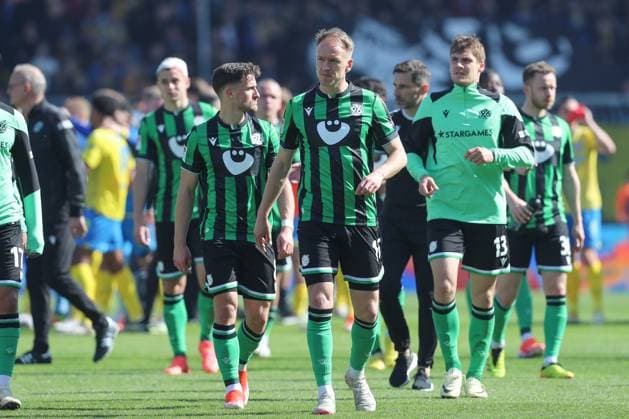 14.04.2024, xtgx, Fussball 2. Bundesliga, Fussball 2. Bundesliga, Eintracht Braunschweig - Hannover 96 emspor, v.l. Havard Nielsen (Hannover, 1) enttaeuscht, schaut enttaeuscht, niedergeschlagen, disappointed (DFL DFB REGULATIONS PROHIBIT ANY USE OF PHOTOGRAPHS as IMAGE SEQUENCES and or QUASI-VIDEO) Braunschweig
