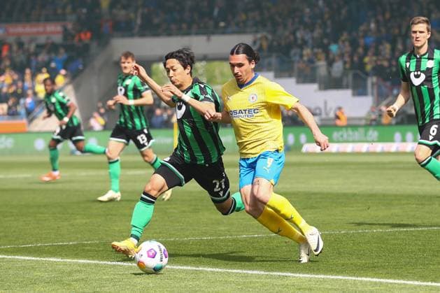 14.04.2024, xtgx, Fussball 2. Bundesliga, Fussball 2. Bundesliga, Eintracht Braunschweig - Hannover 96 emspor, v.l. Sei Muroya (Hannover, 21), Rayan Philippe (Braunschweig, 9) Zweikampf, Duell, Kampf, tackle (DFL DFB REGULATIONS PROHIBIT ANY USE OF PHOTOGRAPHS as IMAGE SEQUENCES and or QUASI-VIDEO) Braunschweig