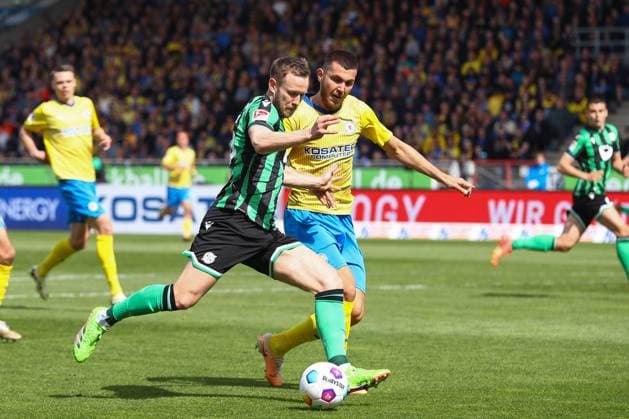 14.04.2024, xtgx, Fussball 2. Bundesliga, Fussball 2. Bundesliga, Eintracht Braunschweig - Hannover 96 emspor, v.l. Cedric Teuchert (Hannover, 36), Hasan Kurucay (Braunschweig, 29) (DFL DFB REGULATIONS PROHIBIT ANY USE OF PHOTOGRAPHS as IMAGE SEQUENCES and or QUASI-VIDEO) Braunschweig