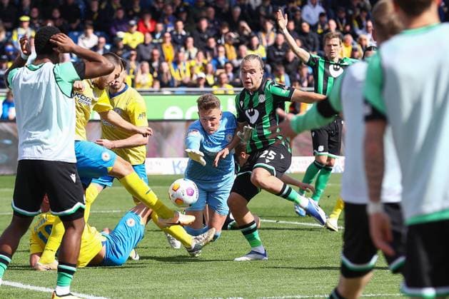 14.04.2024, xtgx, Fussball 2. Bundesliga, Fussball 2. Bundesliga, Eintracht Braunschweig - Hannover 96 emspor, v.l. Hasan Kurucay (Braunschweig, 29) und Ron Thorben Hoffmann (Braunschweig, 1) klaeren vor Lars Gindorf (Hannover) (DFL DFB REGULATIONS PROHIBIT ANY USE OF PHOTOGRAPHS as IMAGE SEQUENCES and or QUASI-VIDEO) Braunschweig