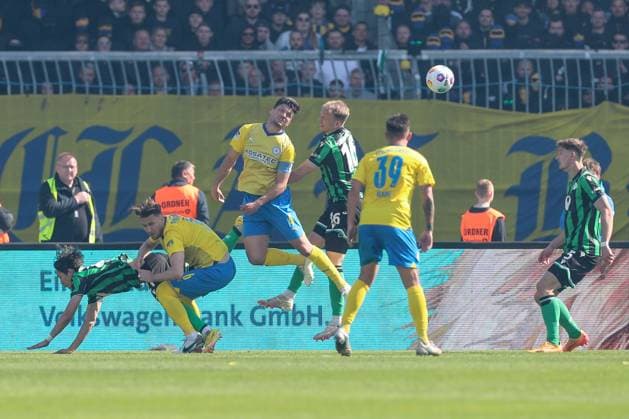 14.04.2024, xtgx, Fussball 2. Bundesliga, Fussball 2. Bundesliga, Eintracht Braunschweig - Hannover 96 emspor, v.l. Jannis Nikolaou (Braunschweig, 4), Havard Nielsen (Hannover, 1) Kopfball Zweikampf, Duell, Kampf, tackle (DFL DFB REGULATIONS PROHIBIT ANY USE OF PHOTOGRAPHS as IMAGE SEQUENCES and or QUASI-VIDEO) Braunschweig