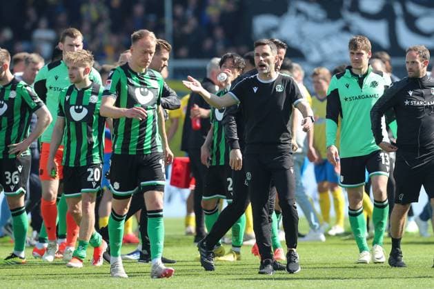 14.04.2024, xtgx, Fussball 2. Bundesliga, Fussball 2. Bundesliga, Eintracht Braunschweig - Hannover 96 emspor, v.l. Havard Nielsen (Hannover, 1), Stefan Leitl (Hannover, Trainer) (DFL DFB REGULATIONS PROHIBIT ANY USE OF PHOTOGRAPHS as IMAGE SEQUENCES and or QUASI-VIDEO) Braunschweig